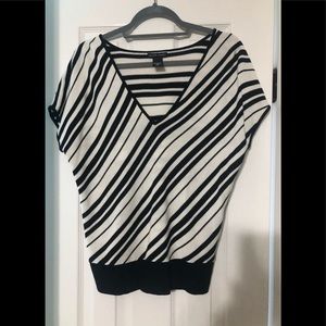 💥3/$20💥NY&C Short Sleeved Sweater